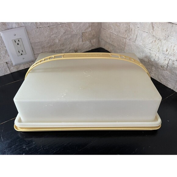 Tupperware 9x13 Rectangular Sheet Cake Taker Carrier W/ Handl Harvest Gold 622-7 - Picture 1 of 3